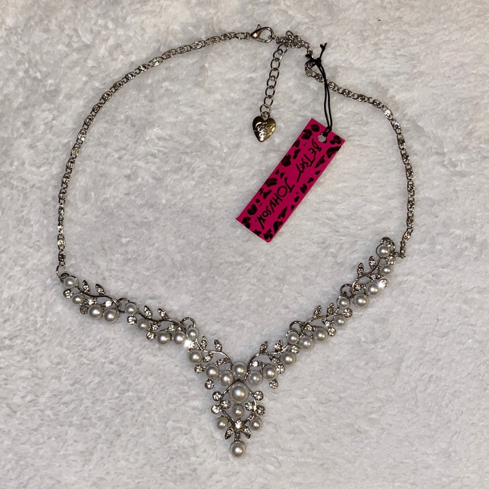 Betsey Johnson Pearls and Diamonds Necklace  💎